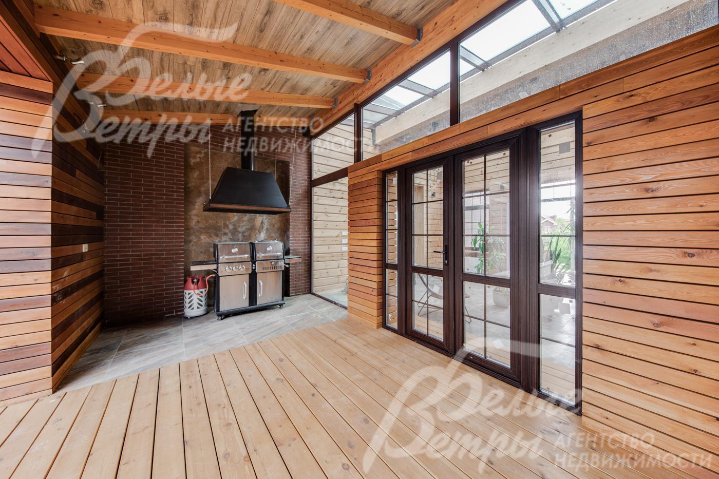 Крытая терраса с зоной барбекю