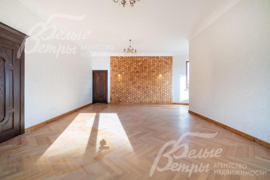 В доме выполнена отделка под ключ с использованием импортных материалов, частично установлена мебель