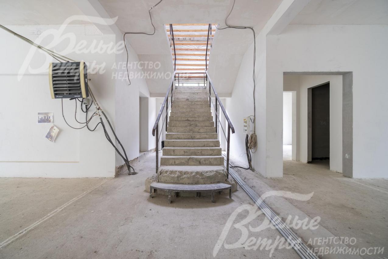 На второй этаж ведёт лестница на железобетонном основании