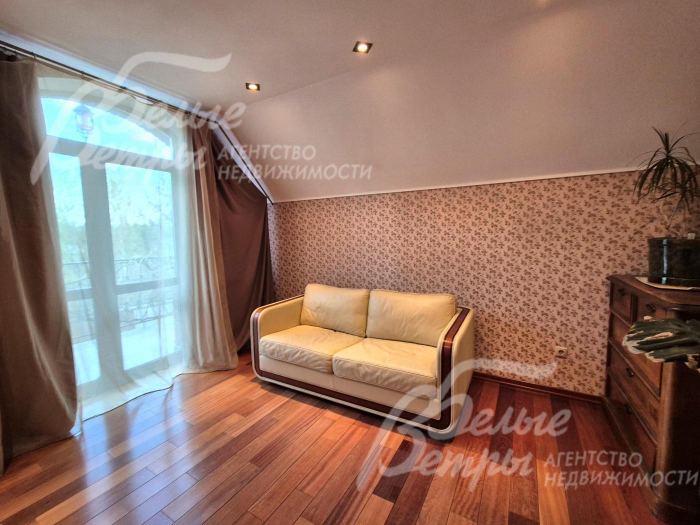 Гостевая спальня с балконом