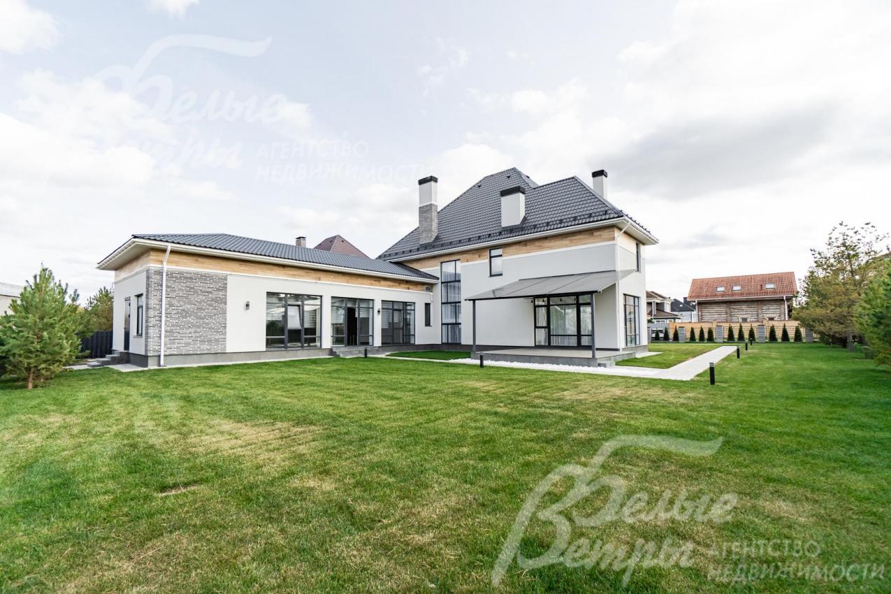 Вокруг дома выполнен ливневый дренаж