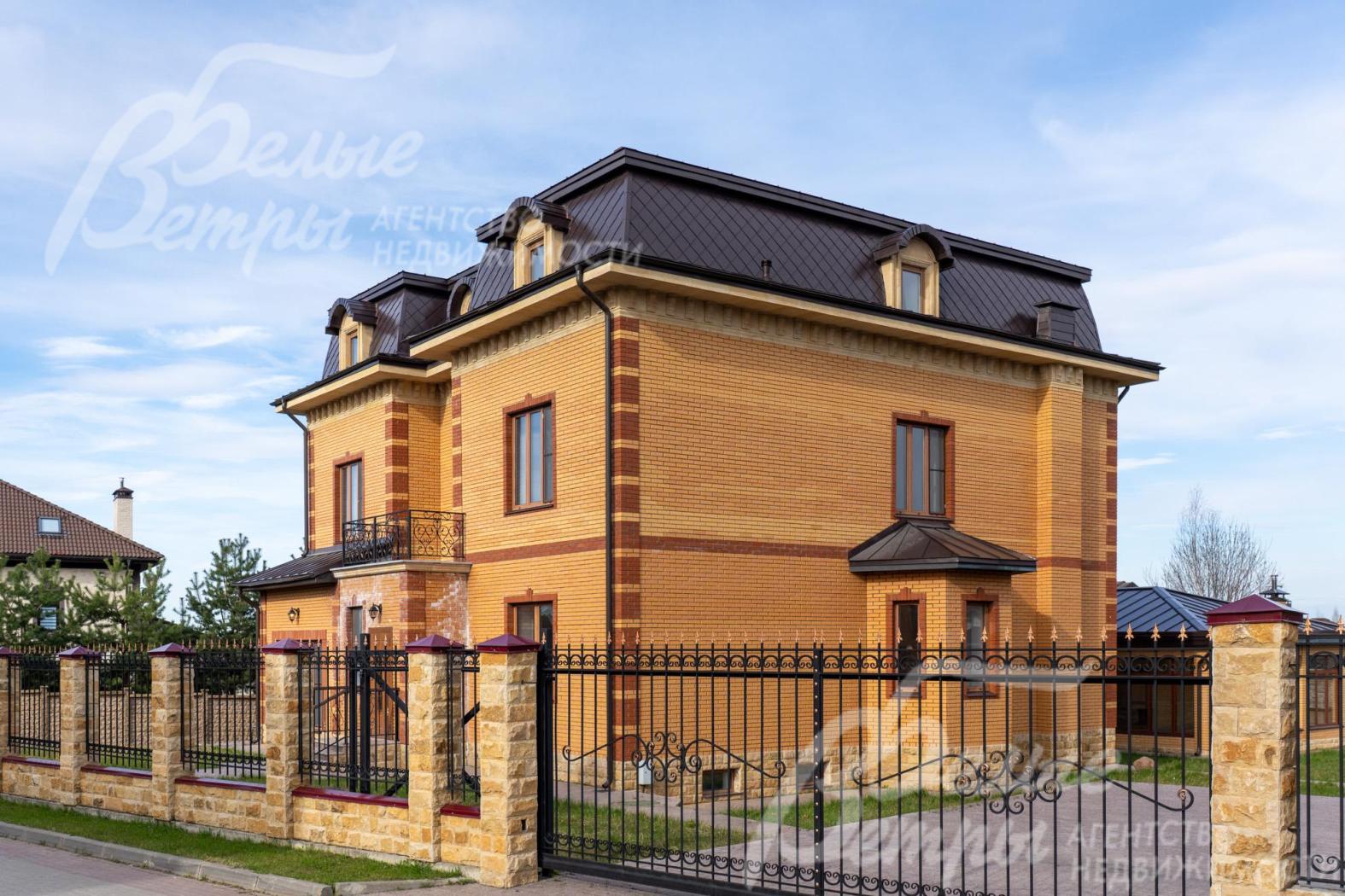 Въезд на участок оборудован автоматическими воротами, в зоне парковки выложена гранитная брусчатка