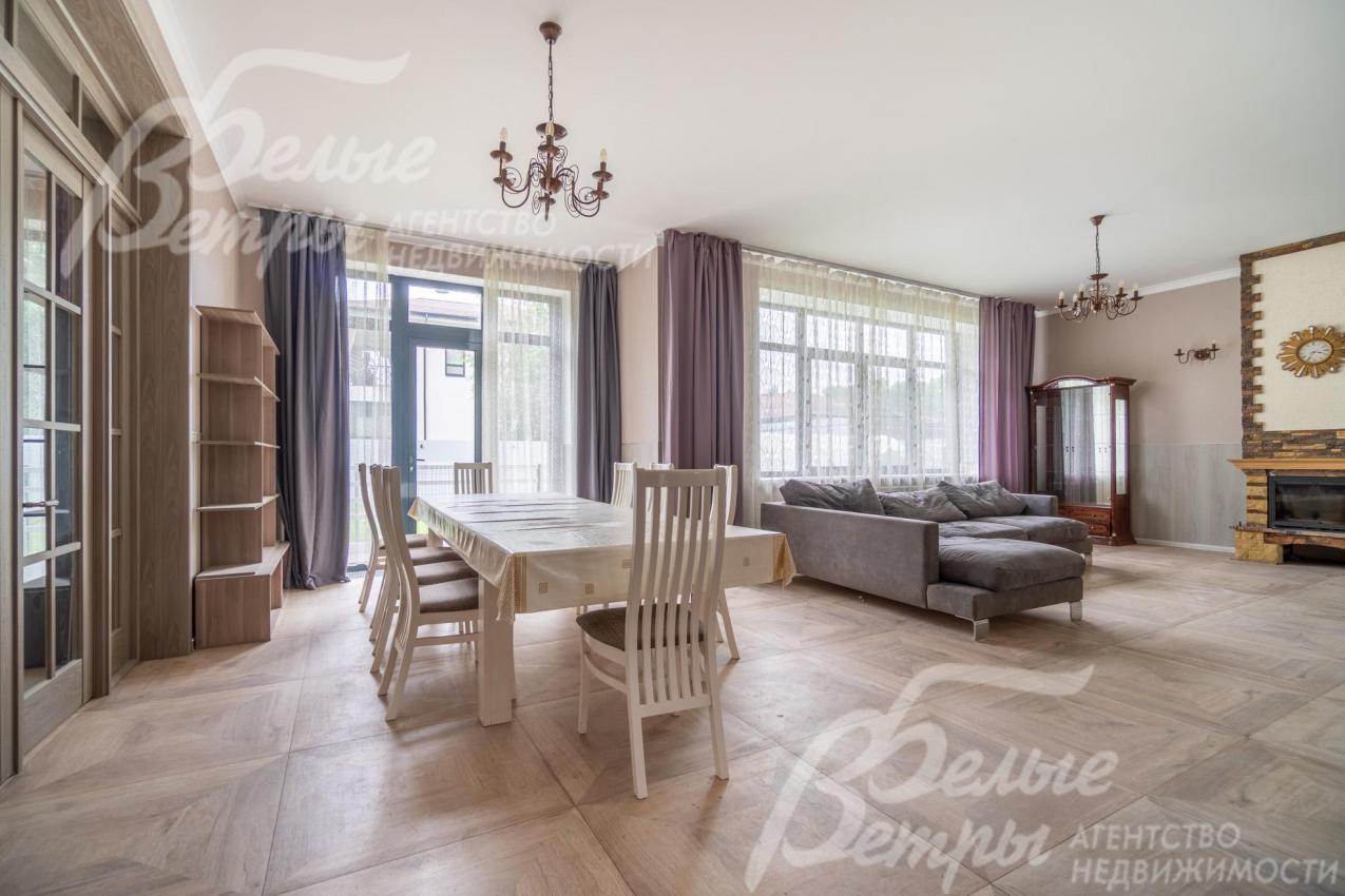 Объединённое пространство столовой и гостиной с панорамным остеклением