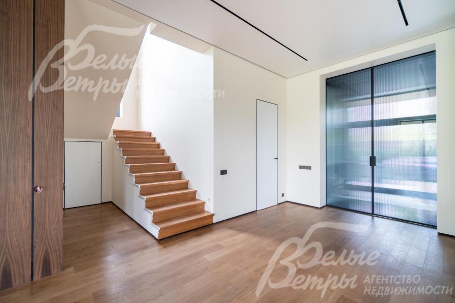 На второй этаж ведёт железобетонная лестница со ступенями, отделанными массивом дуба