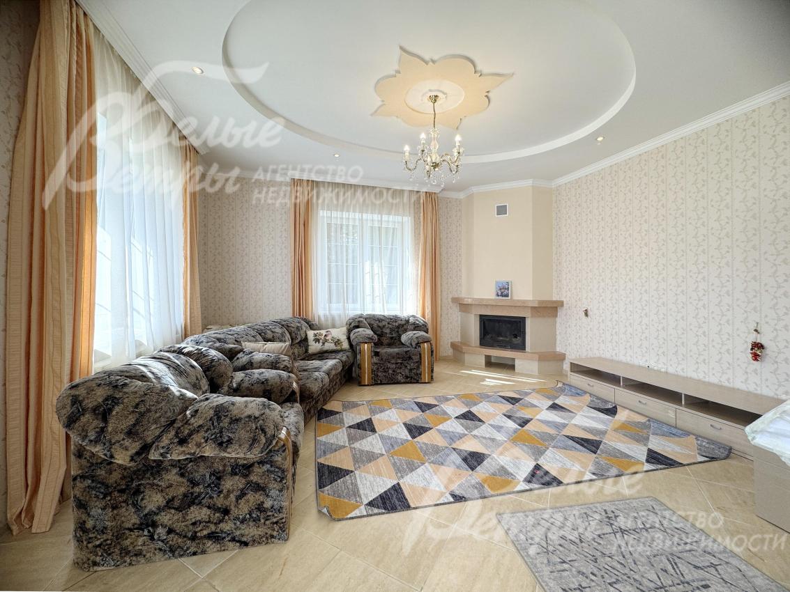 Светлую гостиную украшает камин