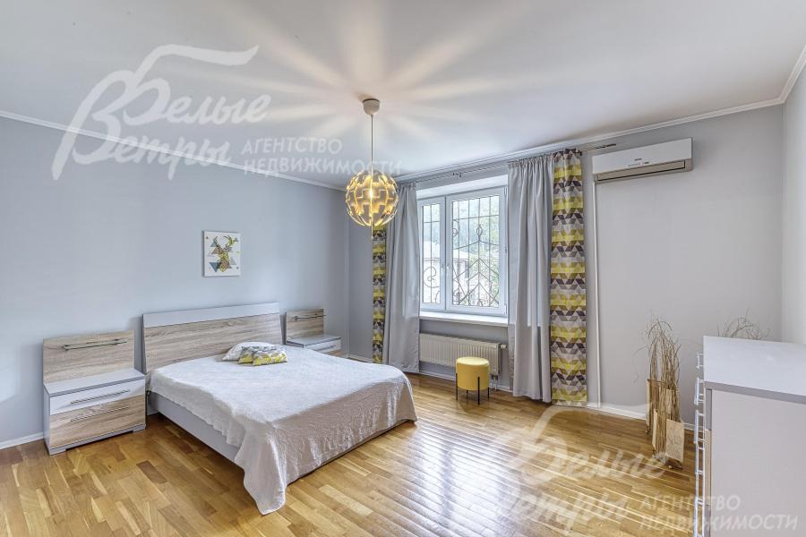 Одна из спален на втором этаже в светлых тонах