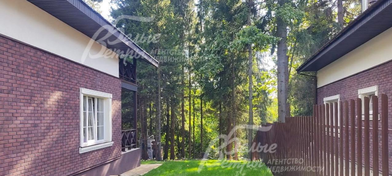 Участок граничит с лесом