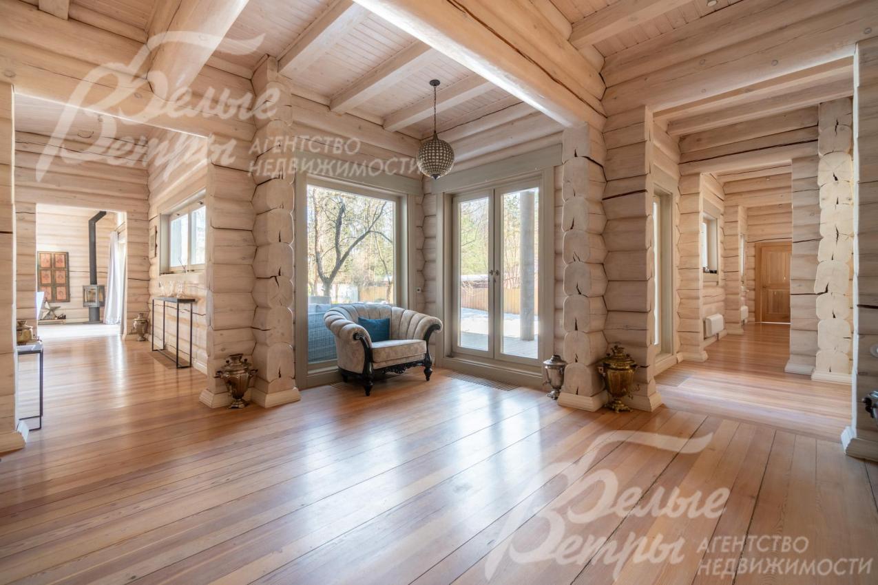 На полу доска из лиственницы толщиной 4 см