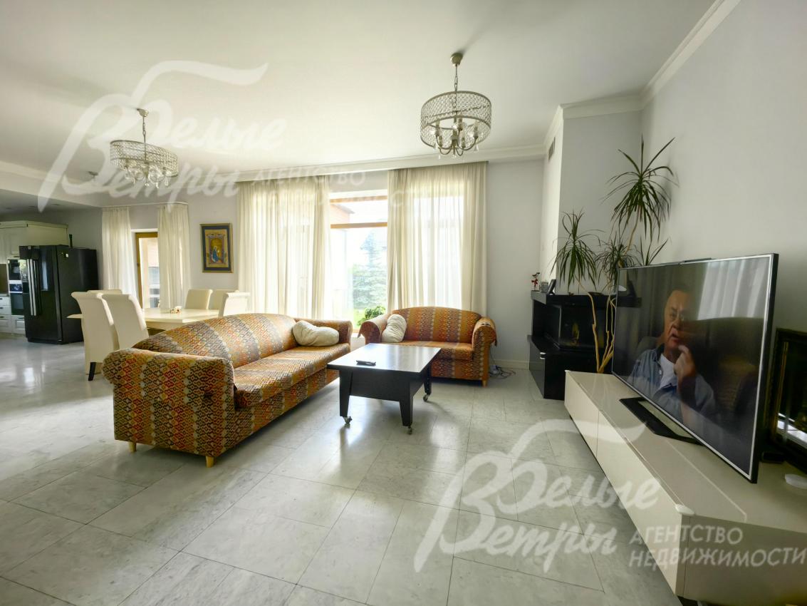 Гостиная-столовая 55 кв.м с выходом на закрытую террасу