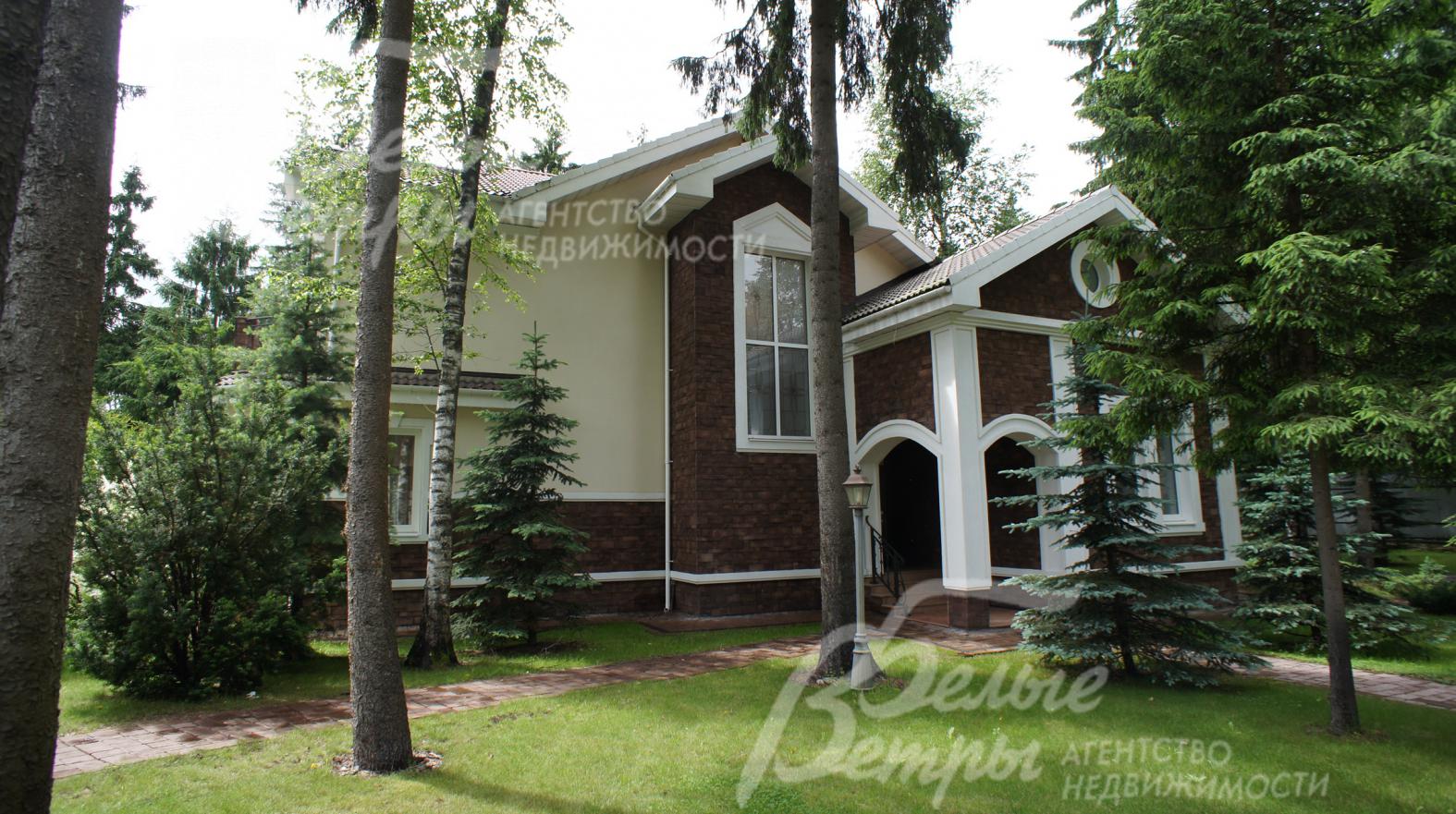 Дом с камином на лесном участке