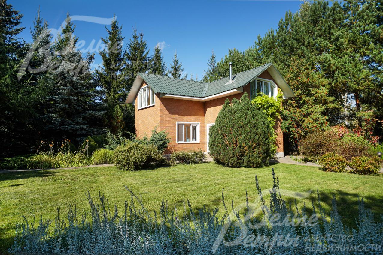 На участке также построен двухэтажный гостевой дом в едином стиле с основным домом