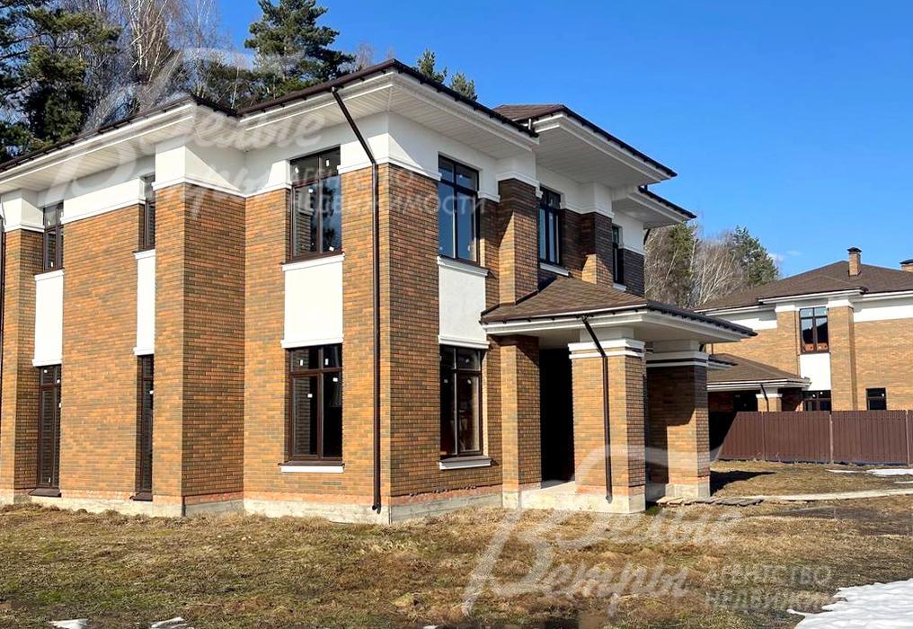 Дом облицован кирпичом «Браер» в баварской кладке с элементами штукатурки и декора