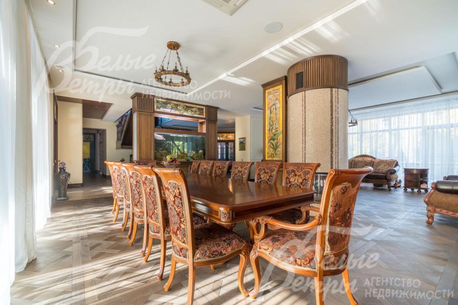 Интерьер столовой и гостиной подходит для статусного приёма