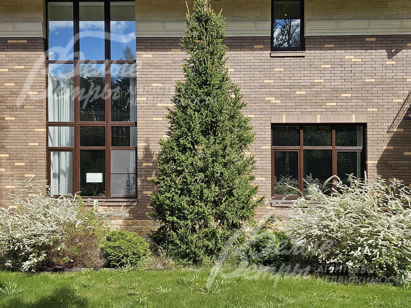 Участок 30 соток с ландшафтом и множеством цветущих рестений.