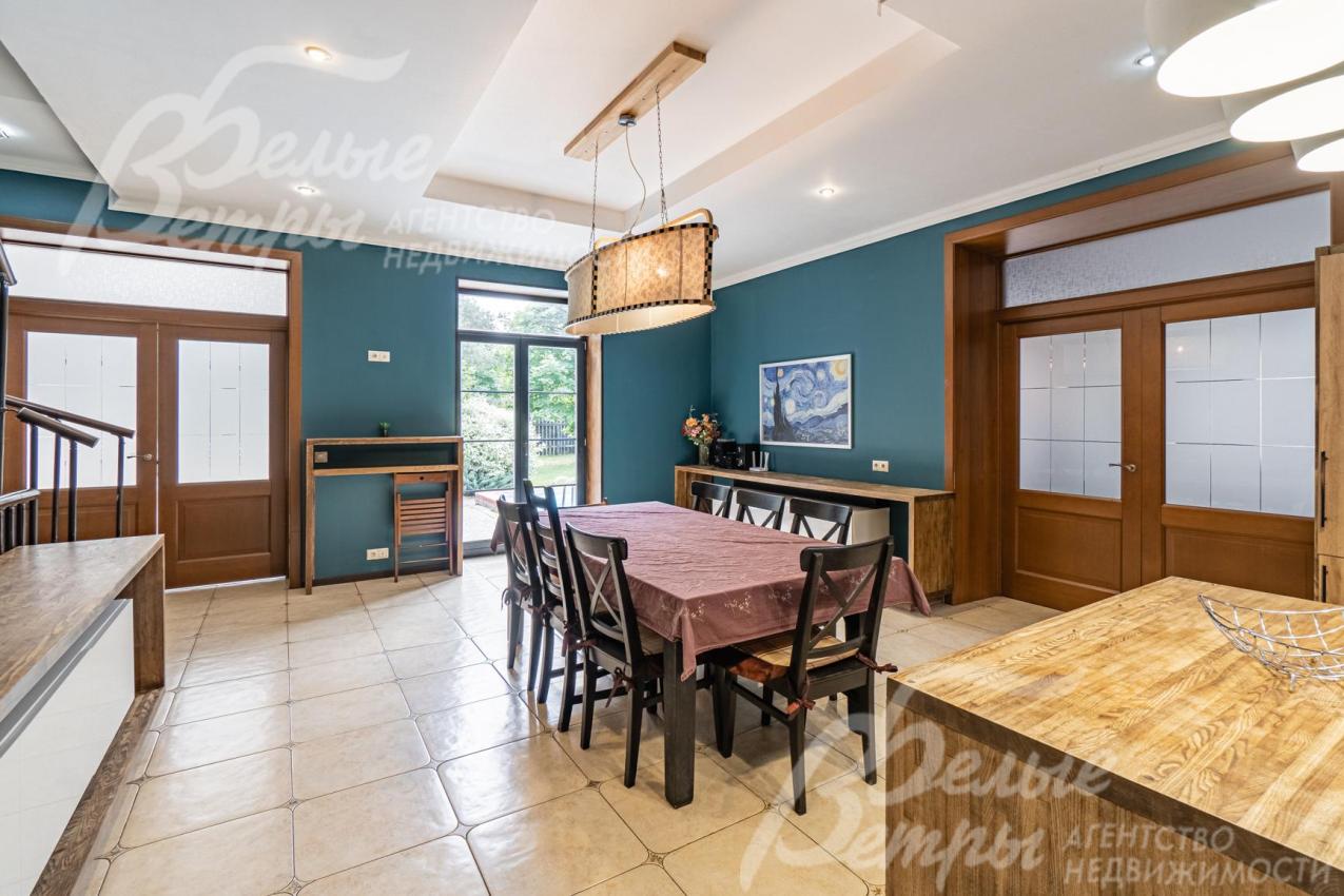 Зона столовой с выходом на участок