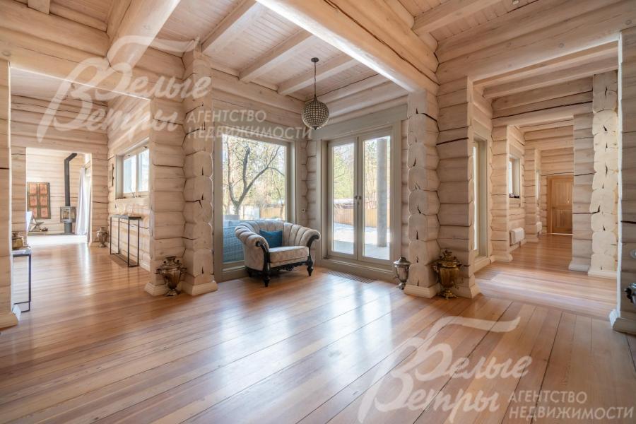 На полу доска из лиственницы толщиной 4 см