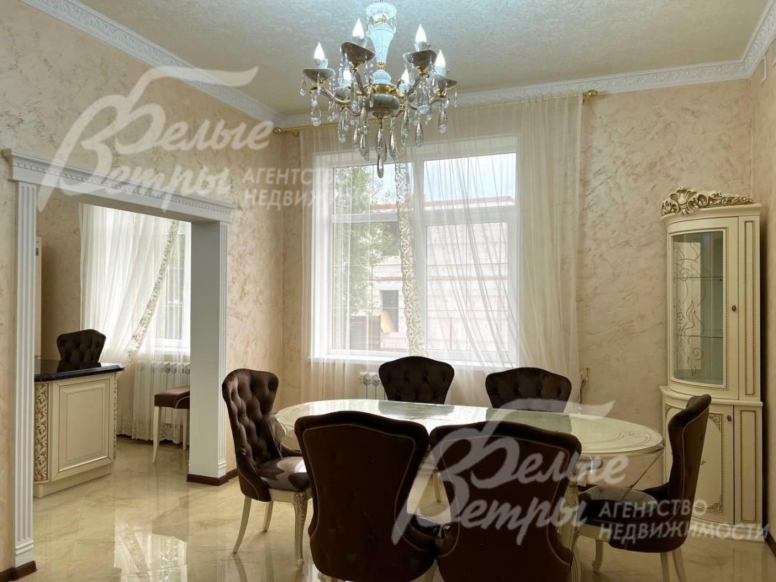 Зона столовой рядом с кухней.