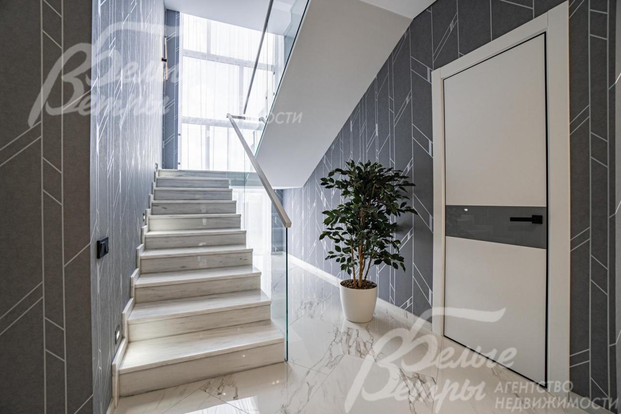 Межкомнатные эмалированные двери со вставкой серой из стекла и с чёрной фурнитурой