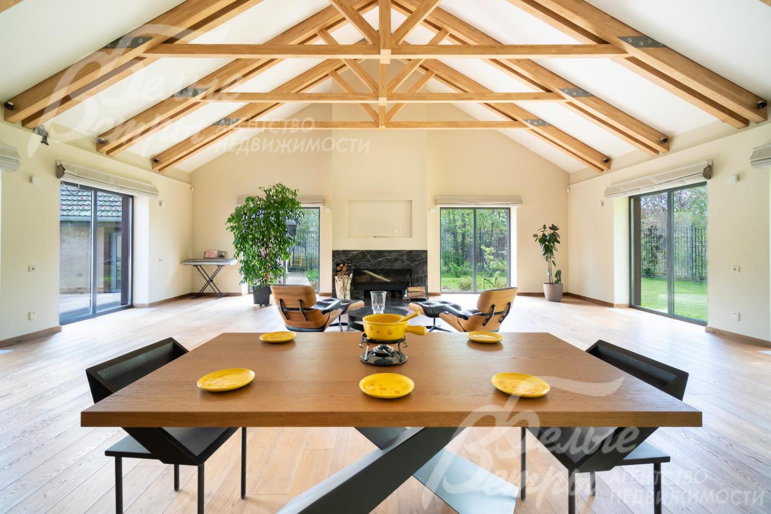 В отделке использовался массив полисандра, дуба, красного дерева