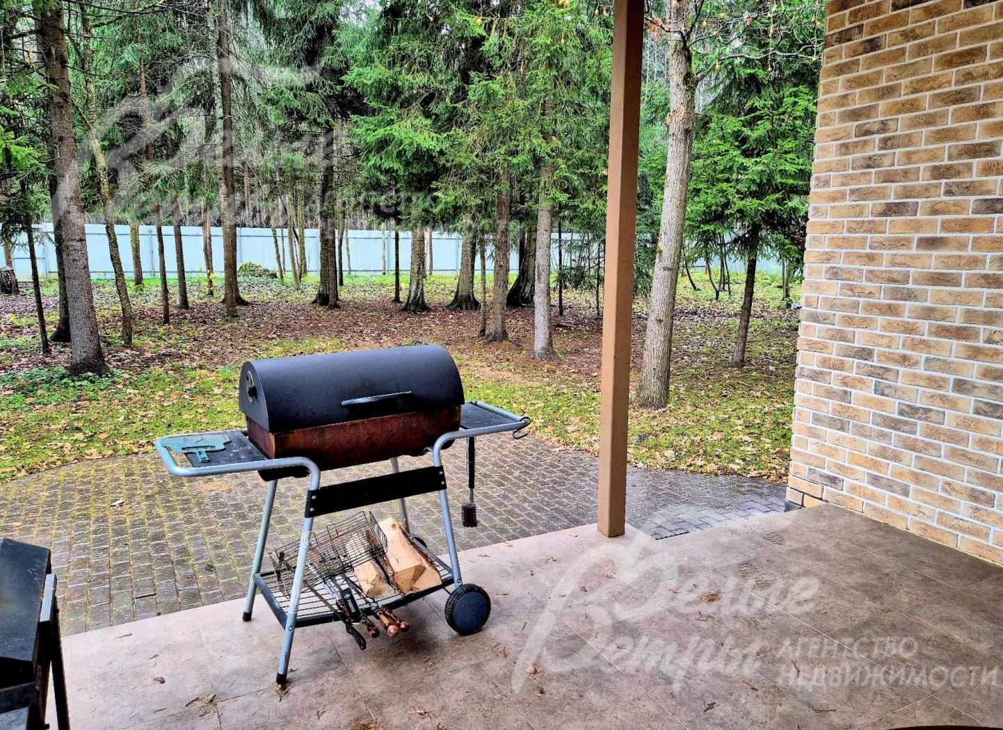 Зона барбекю с шикарным видом на лесной участок