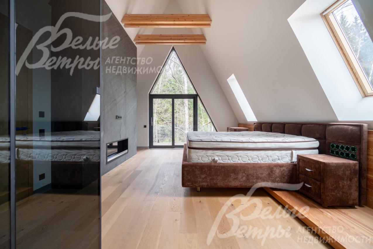 Высота потолков на втором этаже - 2,85-4 м и 6,5 м в коньке