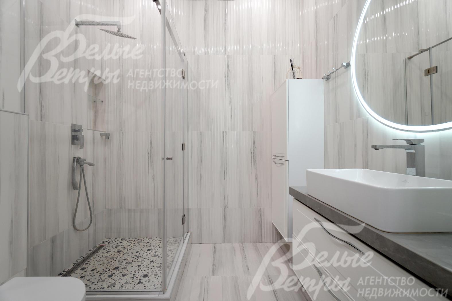 Санузлы оформлены испанским керамогранитом, установлена сантехника Villeroy & Boch