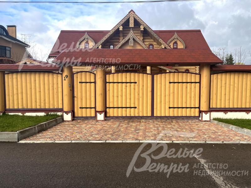 Территория по фасаду огорожена эксклюзивным деревянным забором из сосны в технике блок-хаус