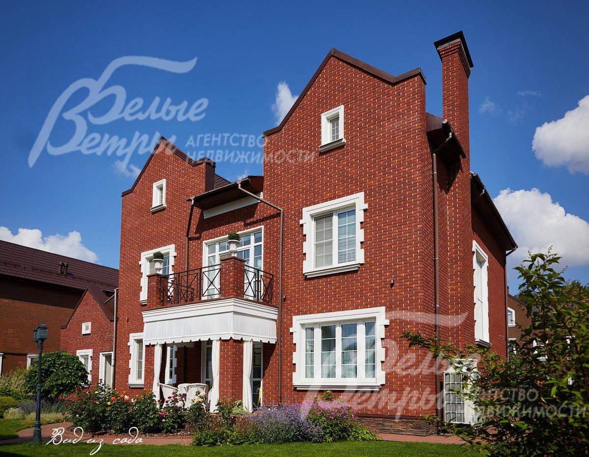 Кирпичный дом в английском стиле на ухоженном участке площадью 9 соток в строгоохраняемом коттеджном поселке Бристоль