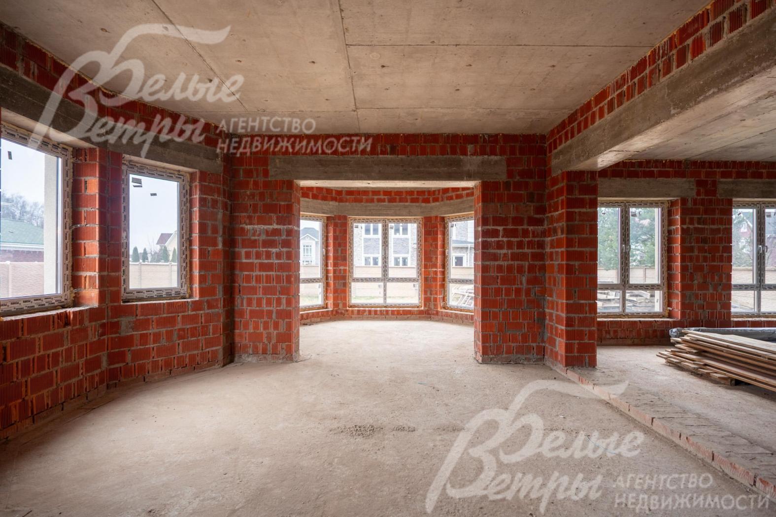 Архитектурную выразительность планировки подчёркивают эркеры: один украшает зимний сад, другой — кухню‑столовую