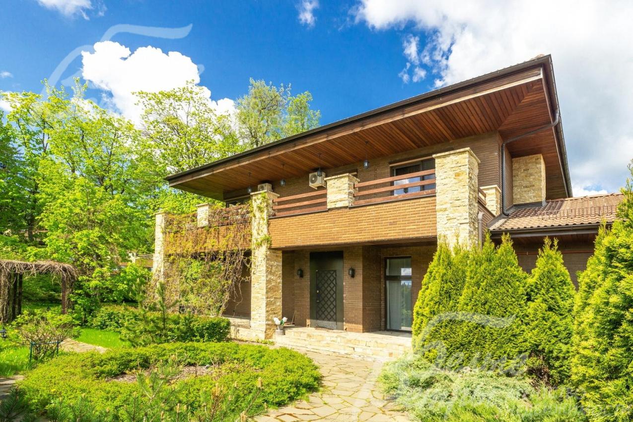 Двухэтажный особняк 478 кв.м в поселке Усадьба Бергов