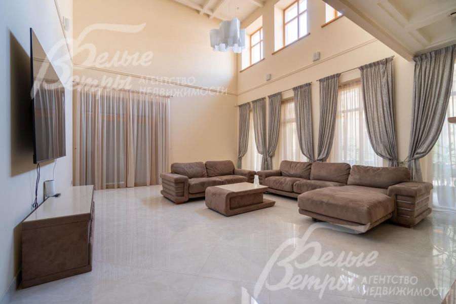 Дом полностью укомплектован новой импортной мебелью, интерьер дополнен декором - дом готов к заселению