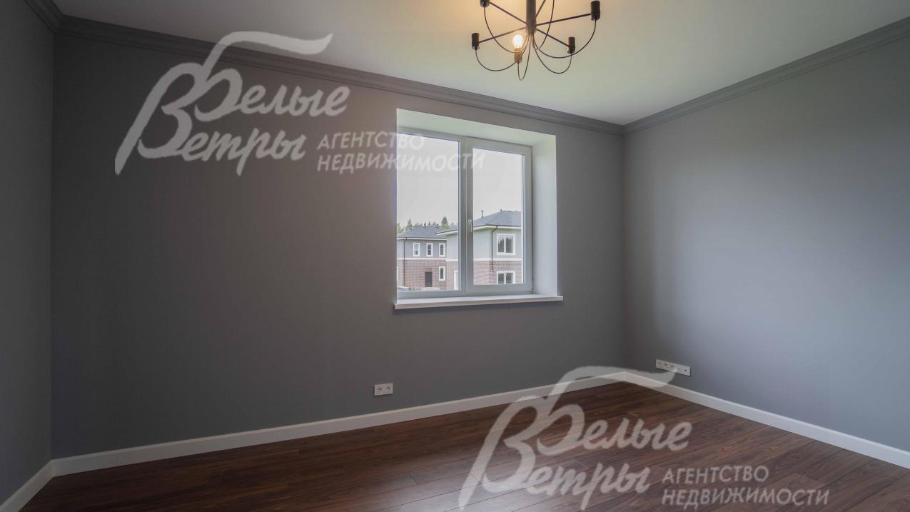 В комнатах на полу качественный ламинат