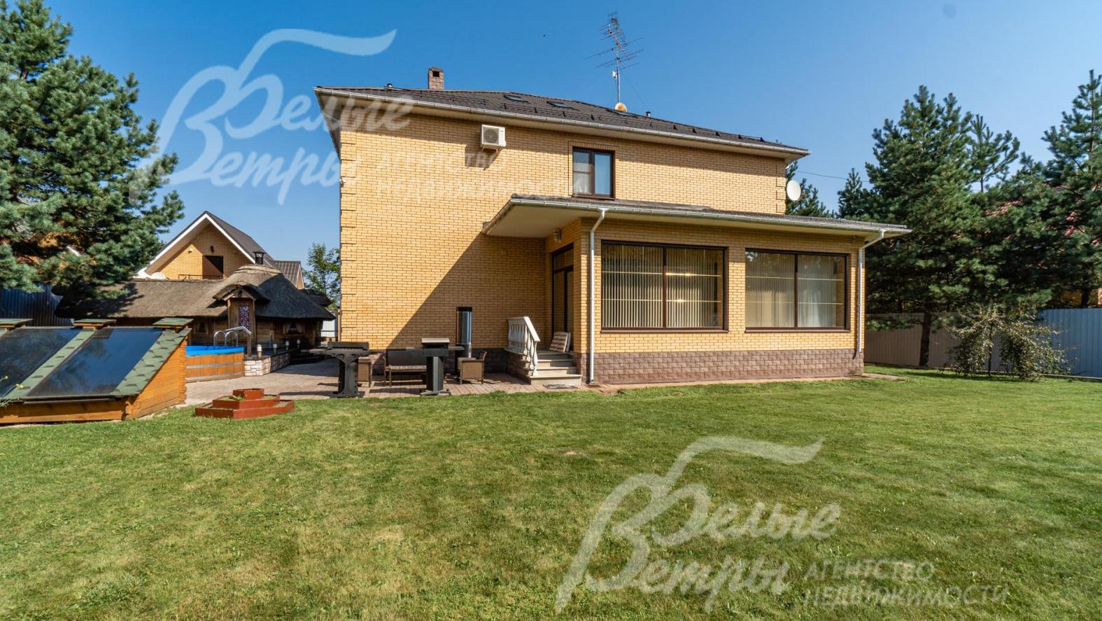 На участке высажен газон