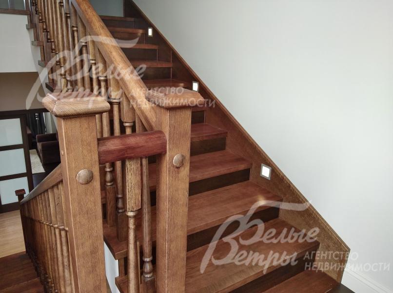 Лестничный марш с подсветкой, облицованный массивом дуба