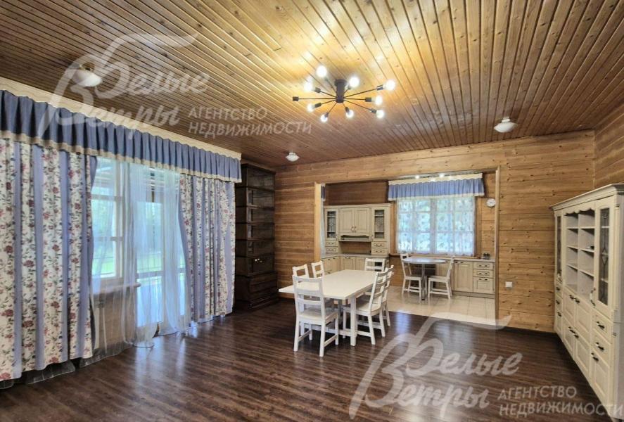 Просторная гостиная-кухня-столовая с выходом на крытую террасу.