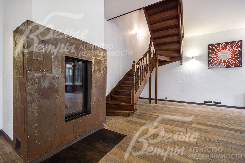 Дровяной камин в гостиной