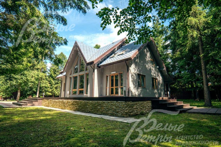 В доме - 2 крыльца с выходом на участок и просторная терраса 95 кв.м