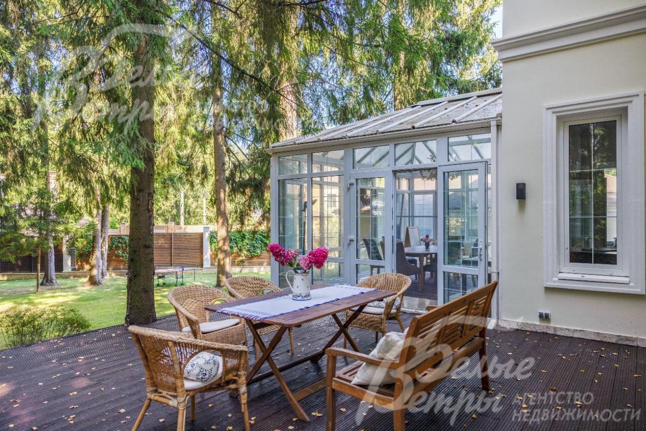 Большая открытая терраса с шикарным видом на лесной участок