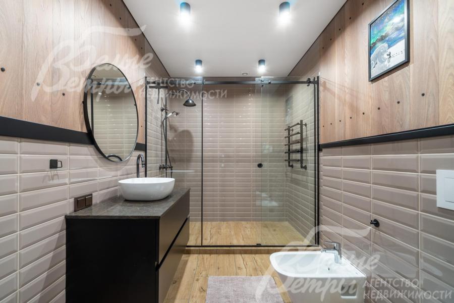 Санузел второго этажа отделан светло-серой керамической плиткой «кирпичик» в нижней части стен и панелями под дерево — в верхней с чёрной горизонтальной планкой