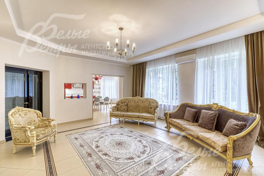 Напольное покрытие гостиной дополнено стильным ковром, гармонично вписывающимся в интерьерный ансамбль