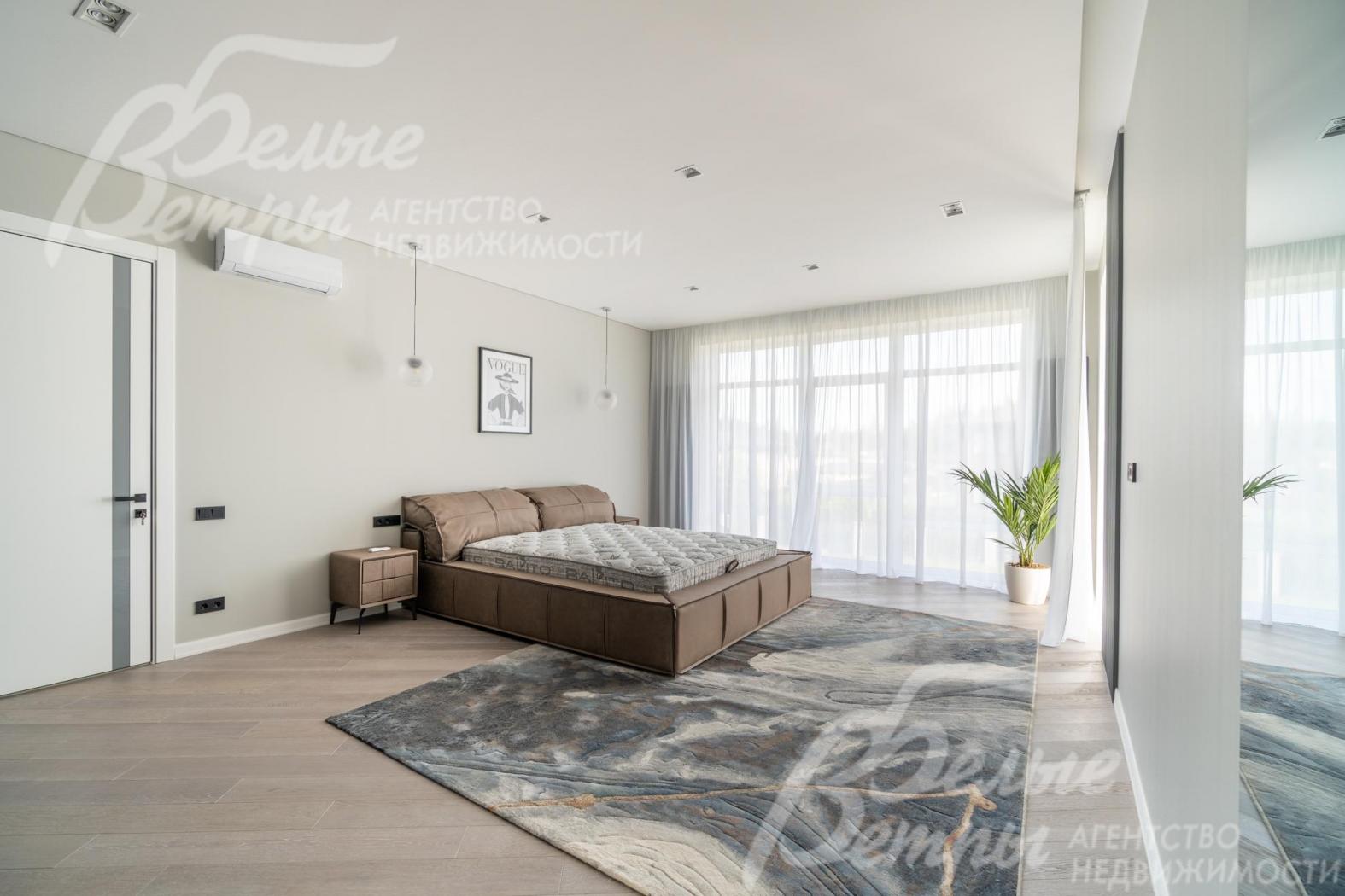 Мастер-спальня с панорамным окном, на полу - паркет из натурального дерева