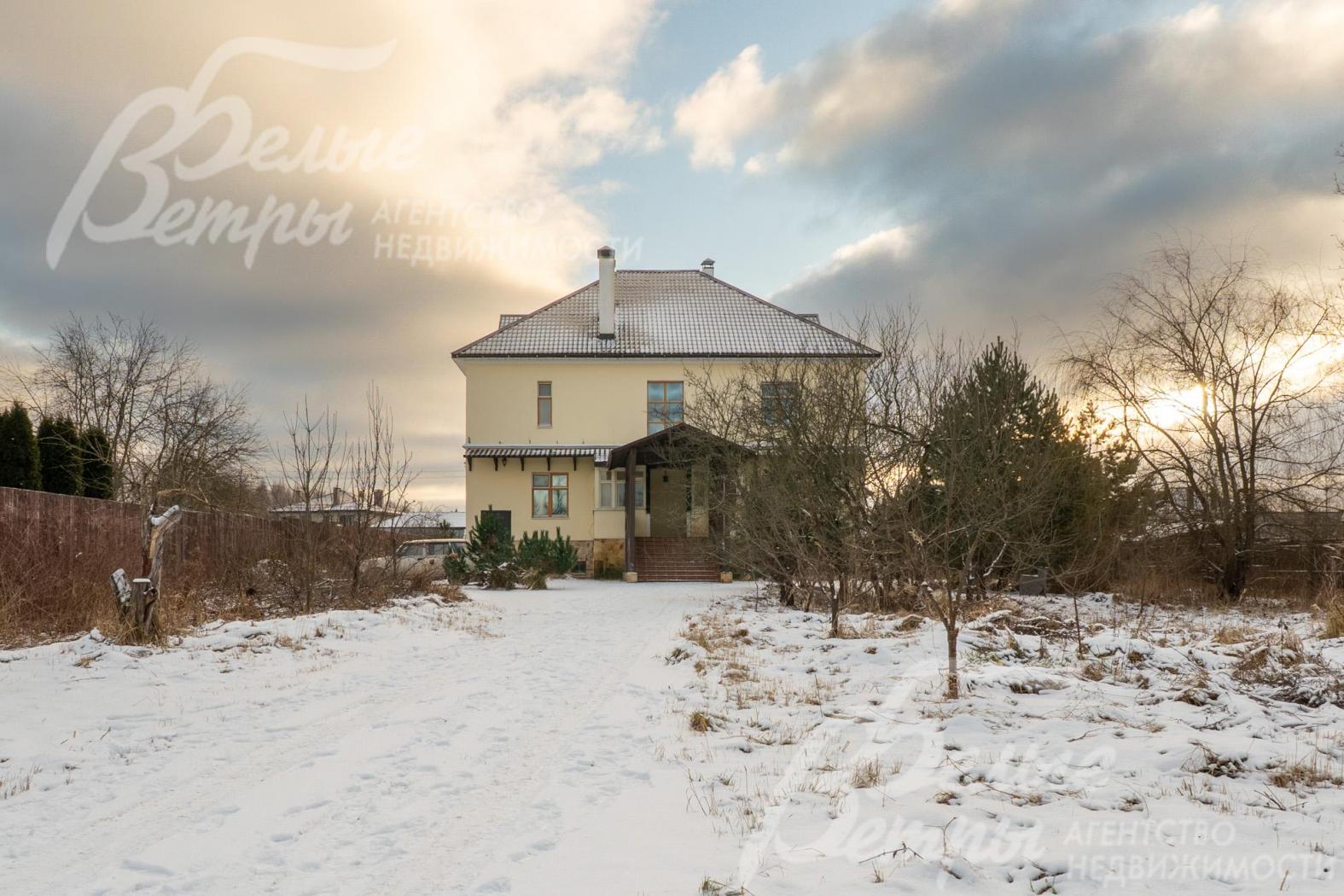 На участке - природный ландшафт, сохраняющий естественные черты местности