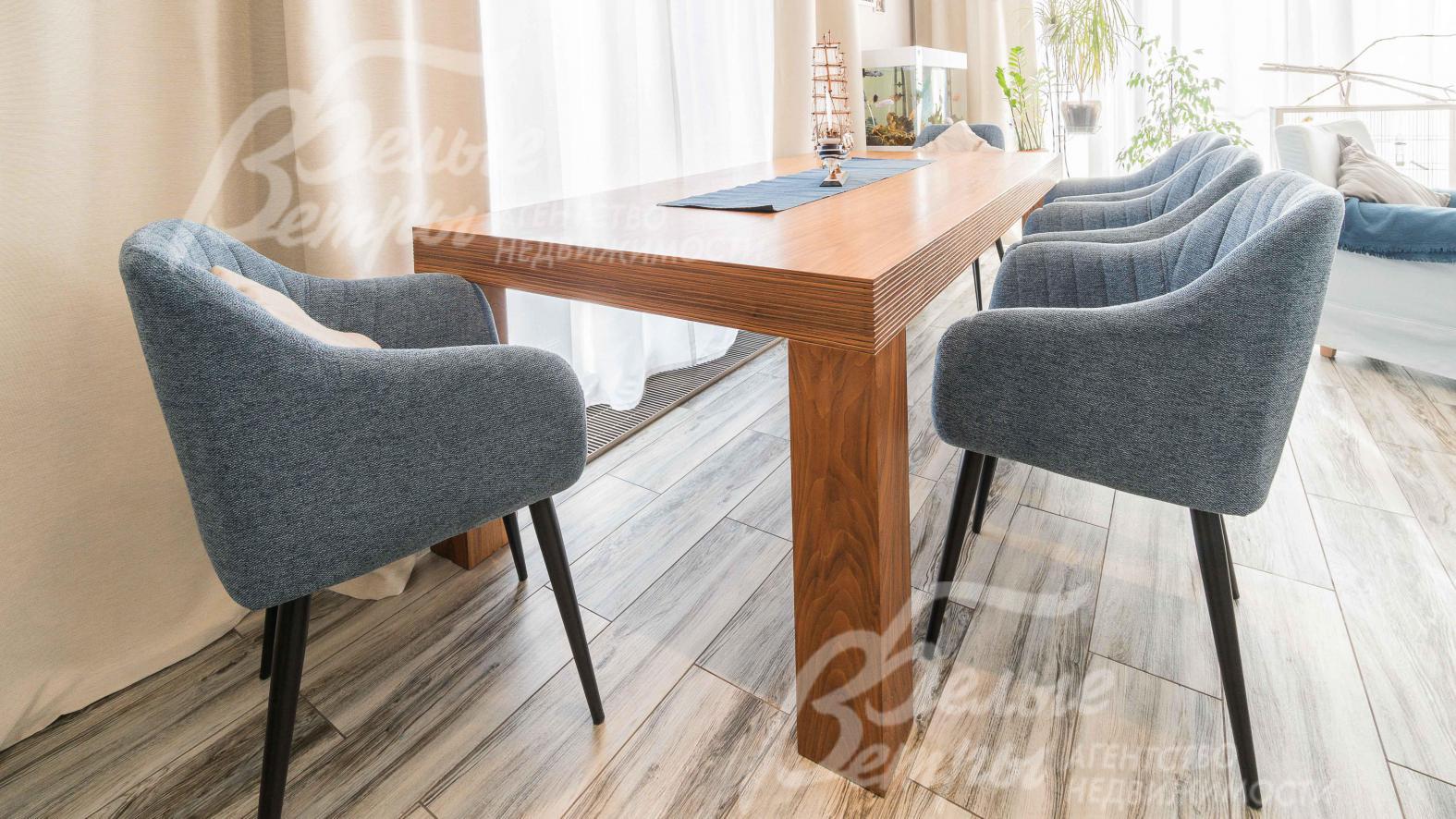 В столовой стол дубовый Армани