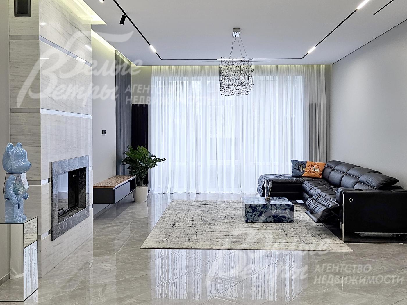 Зона гостиной. В доме выполнен дизайнерский ремонт под ключ