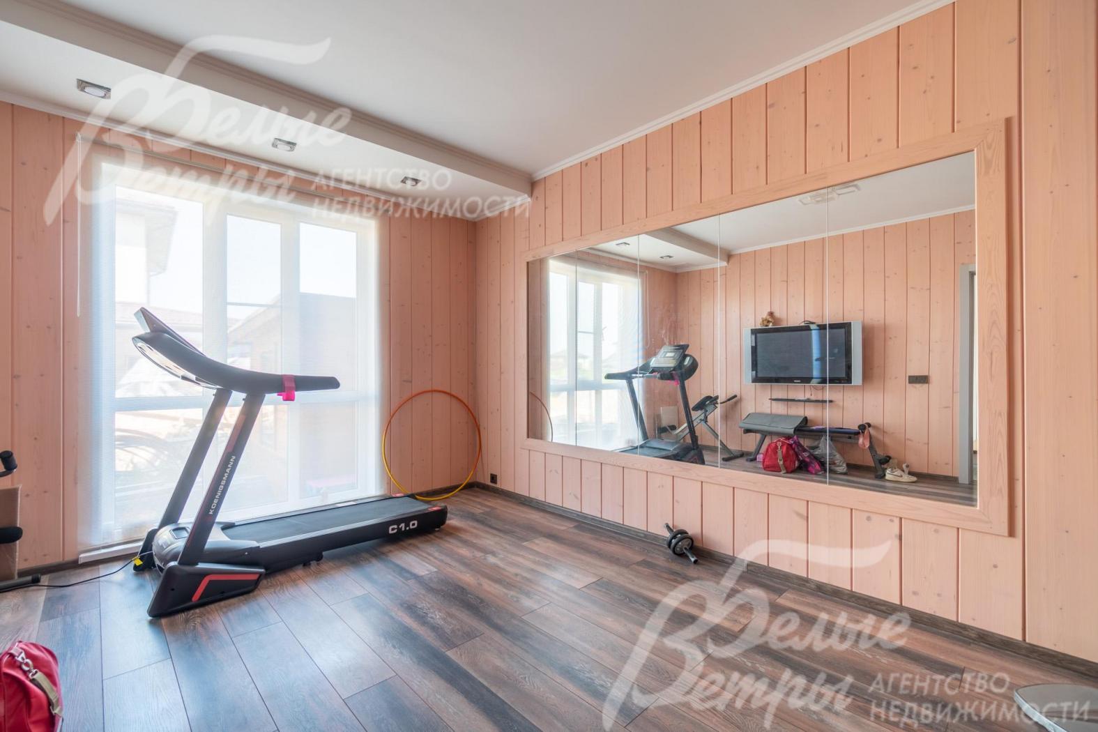 Спальня на первом этаже используется как тренажерный зал