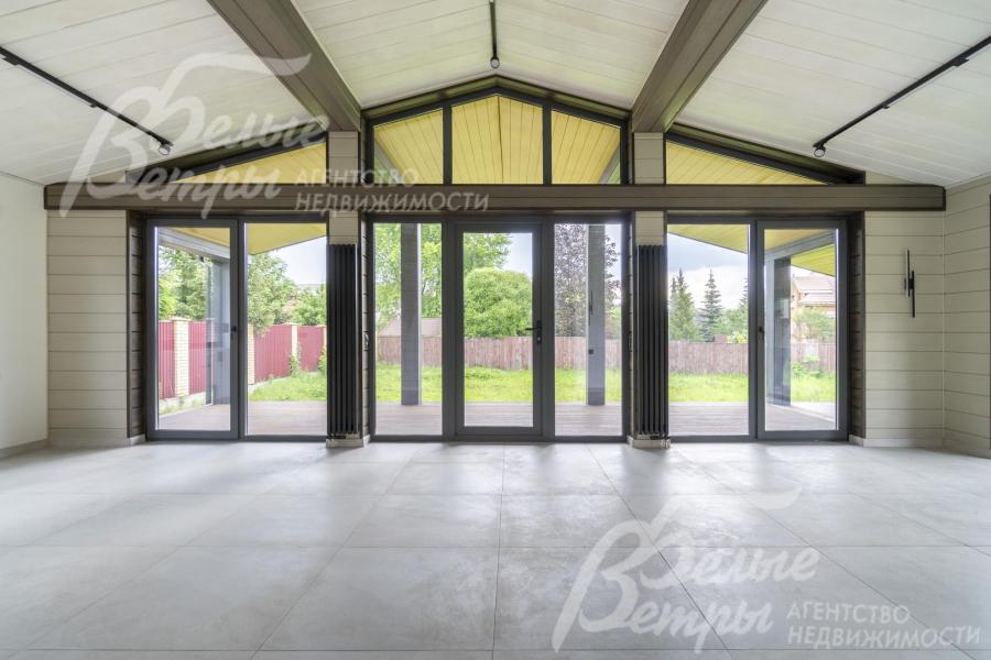 Отделка - характерная для современных барнхаусов в универсальной светлой палитре с акцентами в контрастных оттенках природного цвета