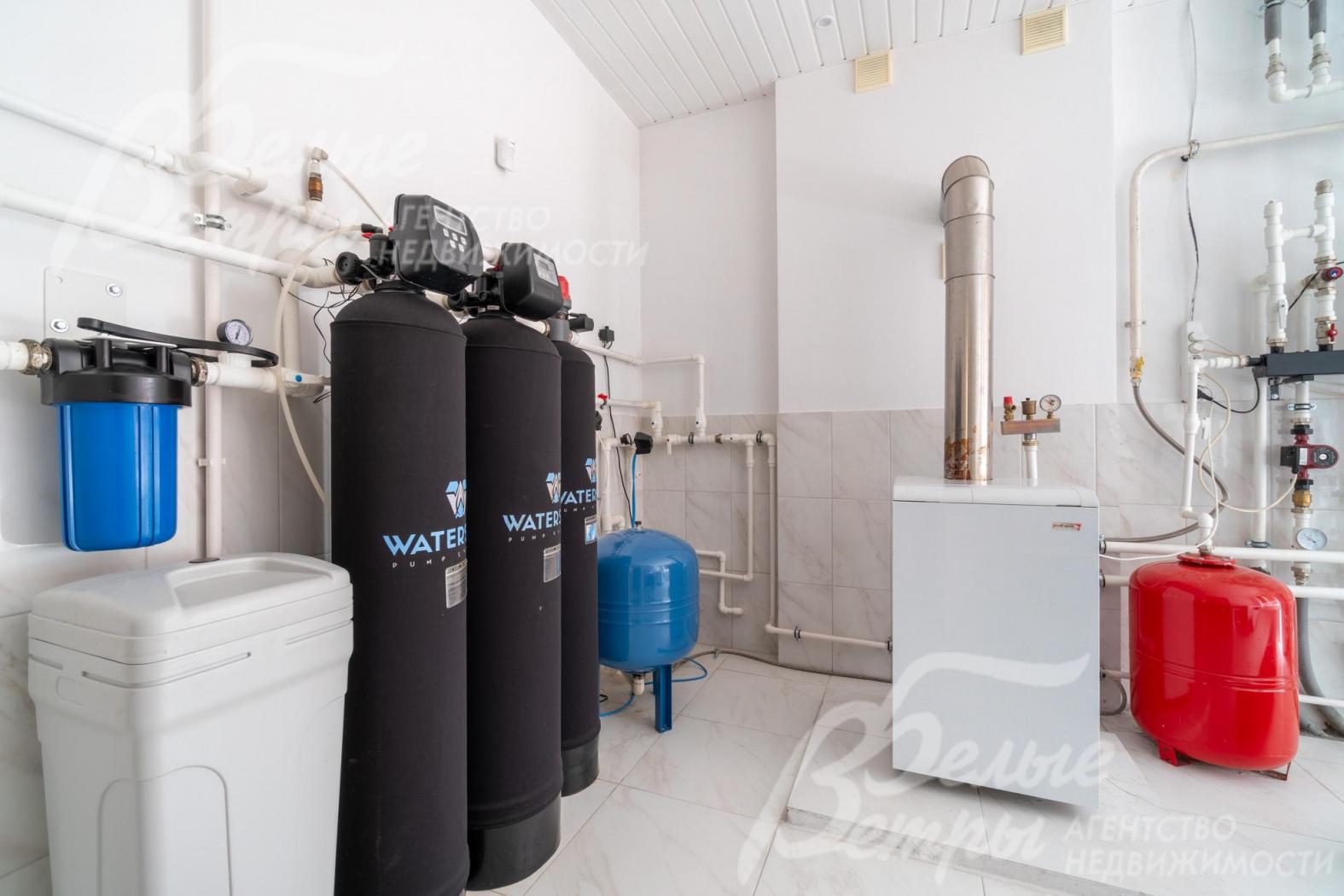 В котельной - котёл (Porotherm) на 54 кВт и бойлер на 200 л