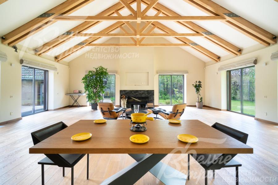 В отделке использовался массив полисандра, дуба, красного дерева