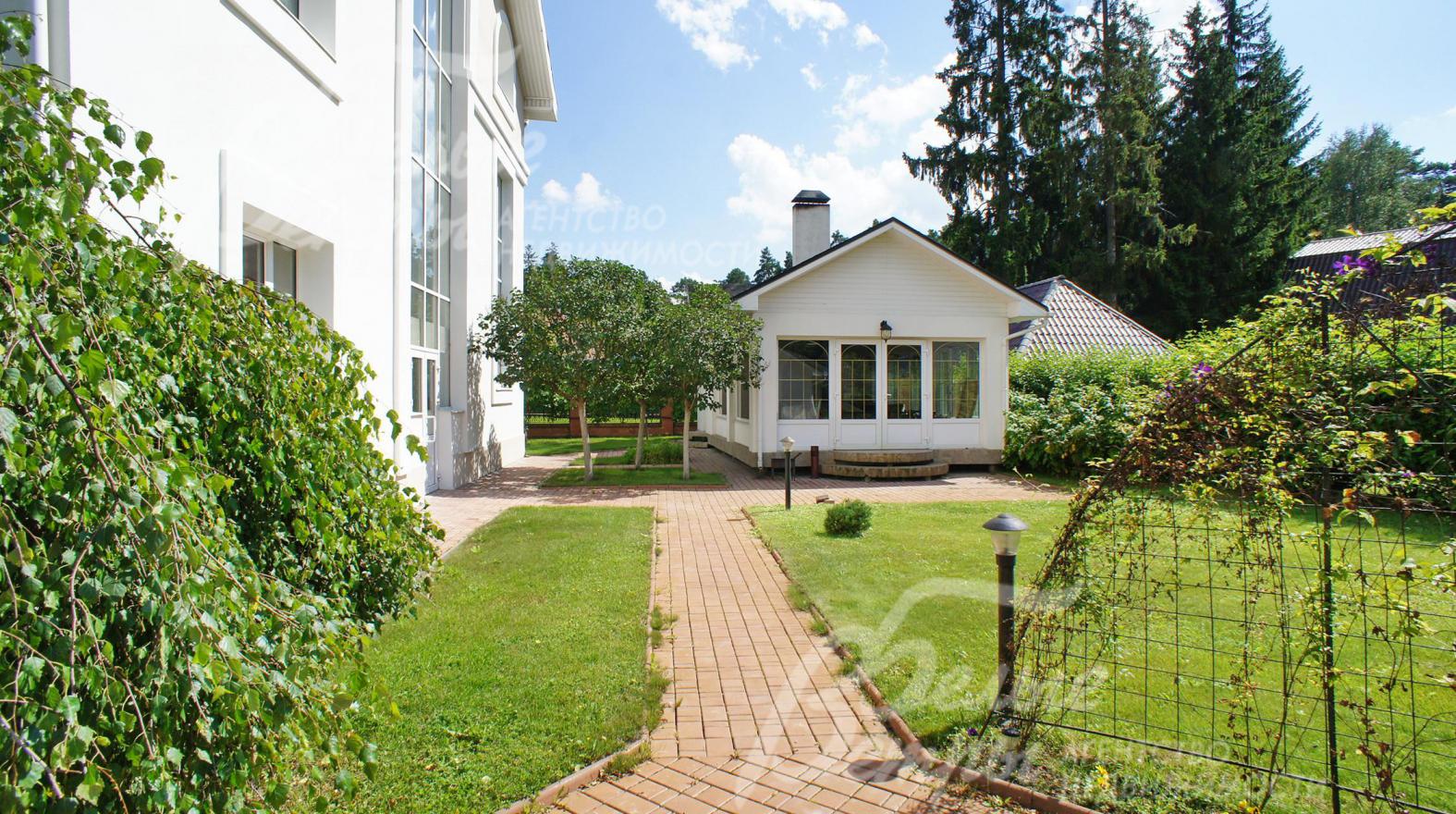 Зимняя беседка-барбекю на прекрасном ухоженном участке