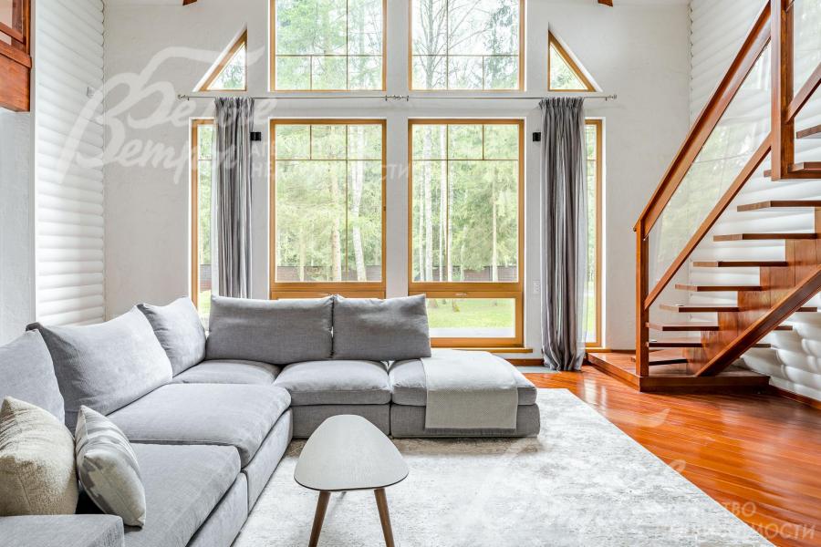 Высота потолка в двухсветной гостиной - 7,6 м